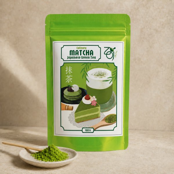 Matcha kulinarna ZOI w zielonej saszetce 100 g, przed nią talerzyk z proszkiem i bambusowa łyżeczka